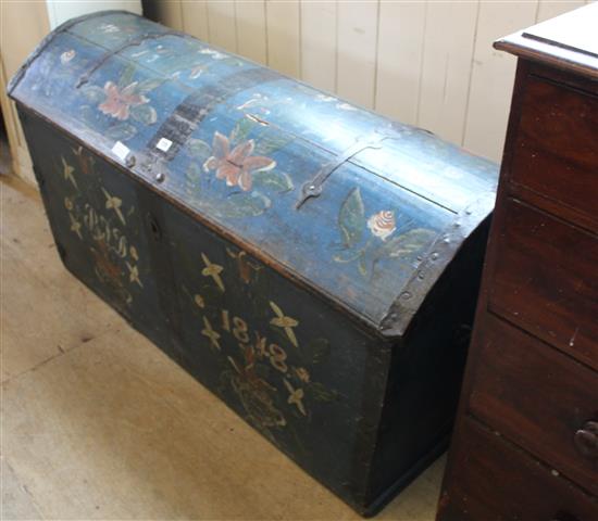 Large painted Swedish dome top trunk(-)